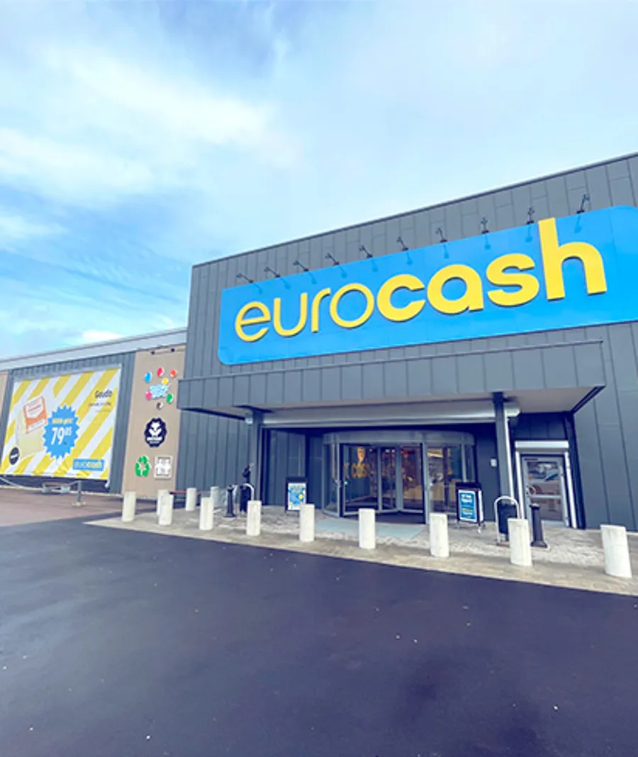 Fasad på Eurocash Töcksfors butiken, budskap på fasaden läser "Riktigt bra mat och WOW vad billigt!"