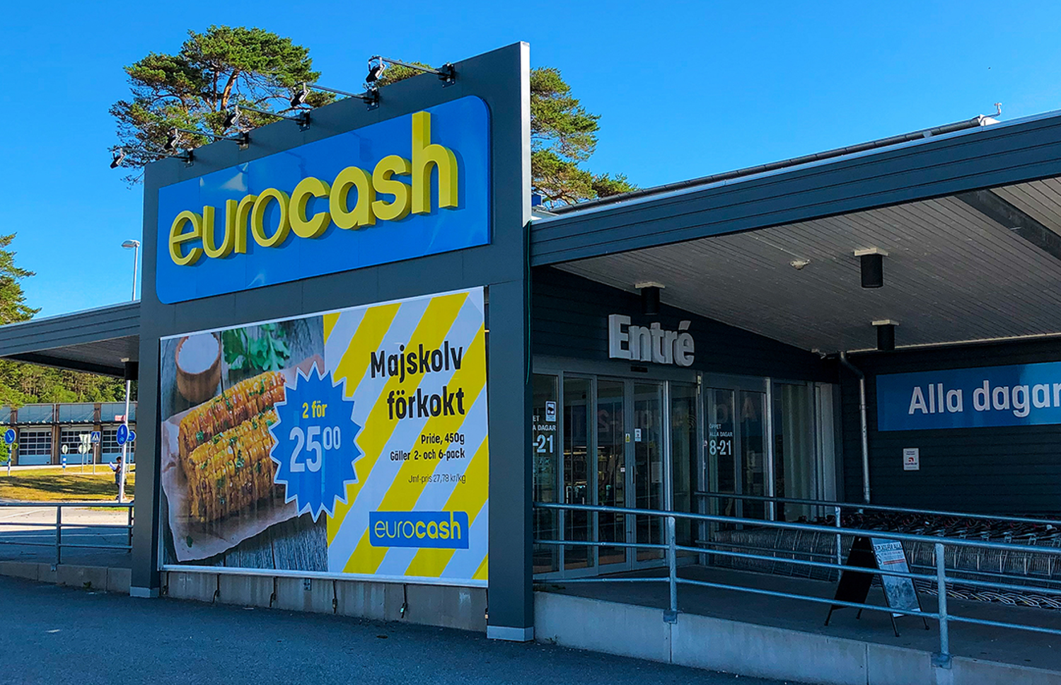 Strömstad butiksentré med Eurocash logga och en reklamvepa som visar majskolvar.