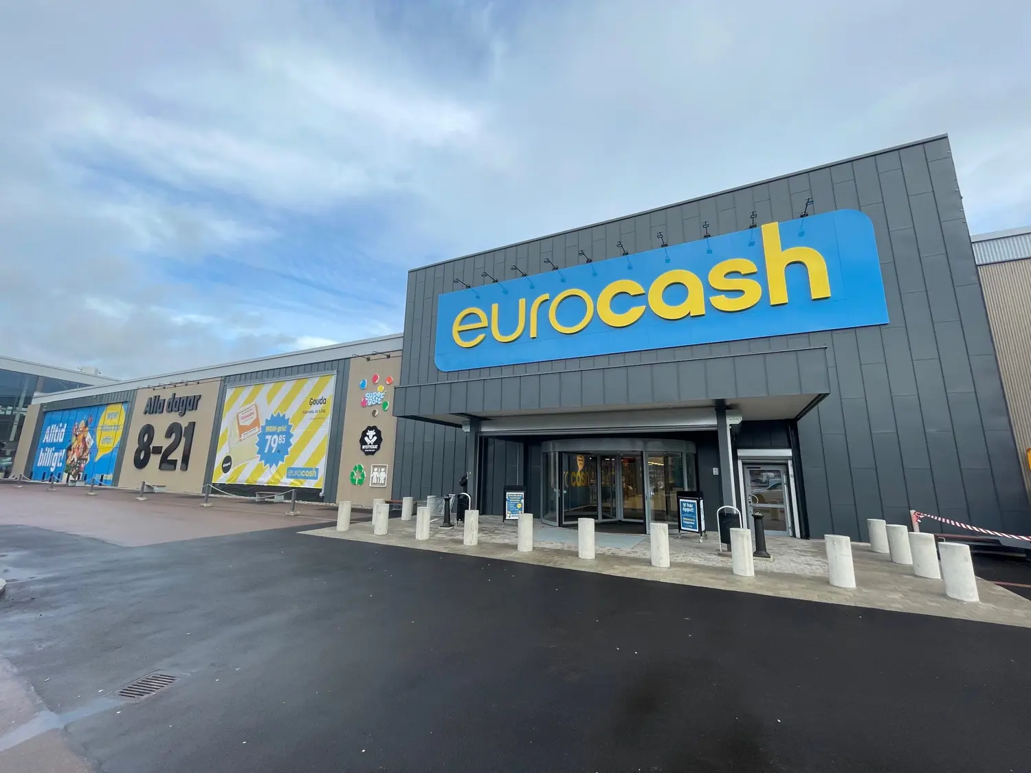 Eurocash Töcksfors handelspark fasadvägg med Eurocash logga 