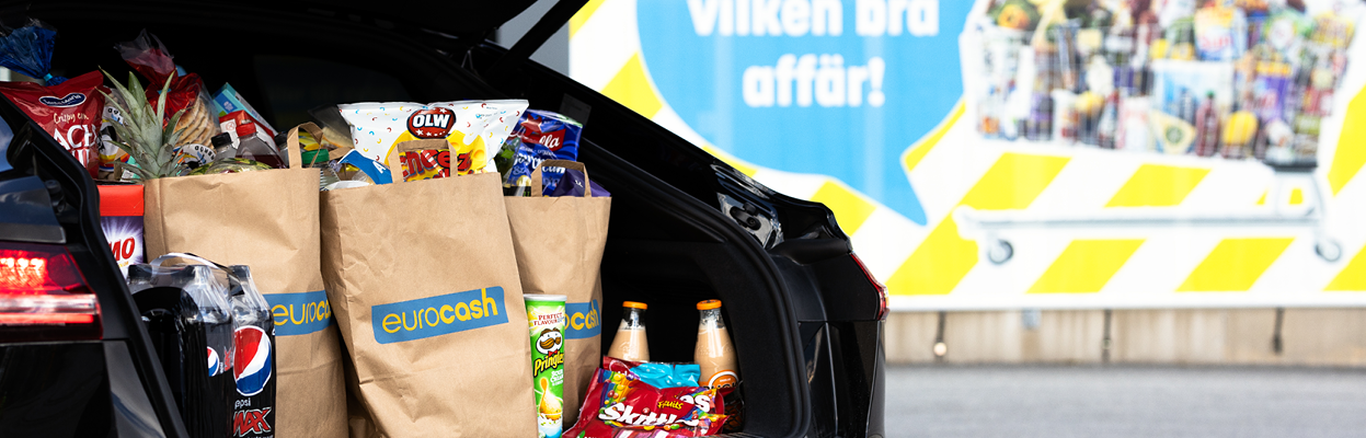 matkassar från eurocash fulla med mat placerade i backluckan på en bil